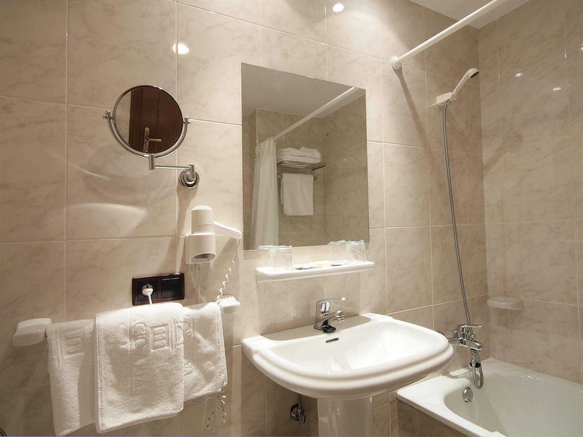 Hotel y Apartamentos Arias Navia Habitación foto