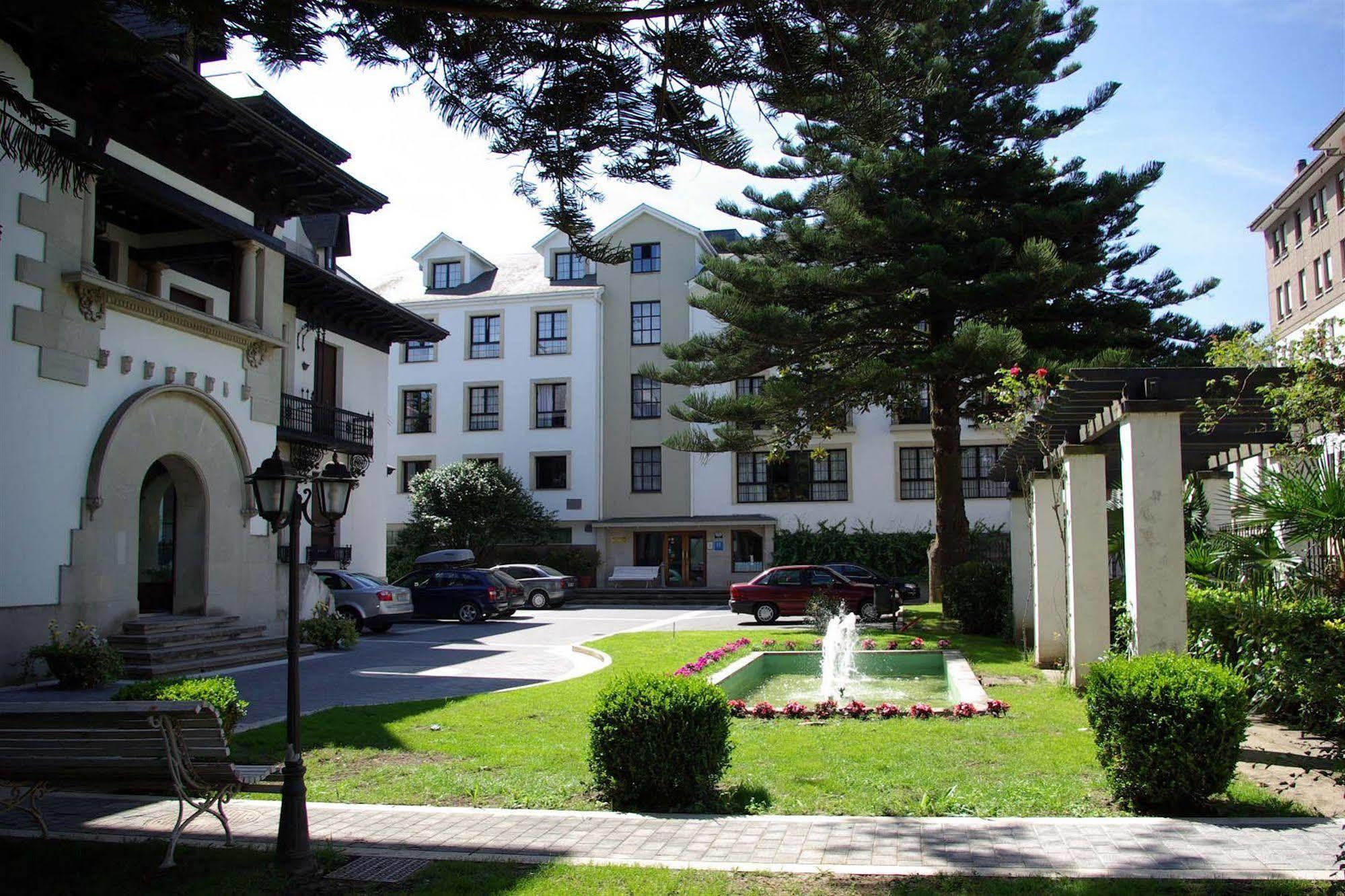 Hotel y Apartamentos Arias Navia Exterior foto